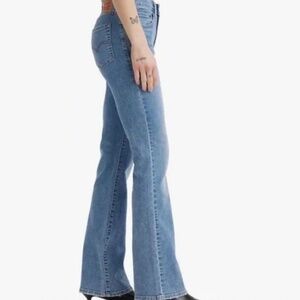 Levi's Women's 725 High Rise Bootcut Jeans 28 light wash